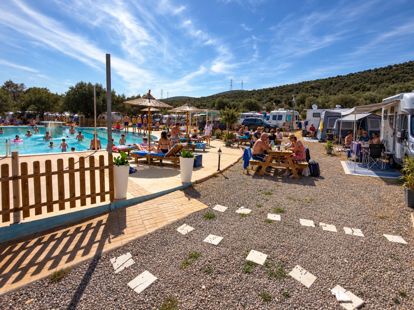 Πισίνα και ατμόσφαιρα camping — εικόνα παρουσίασης