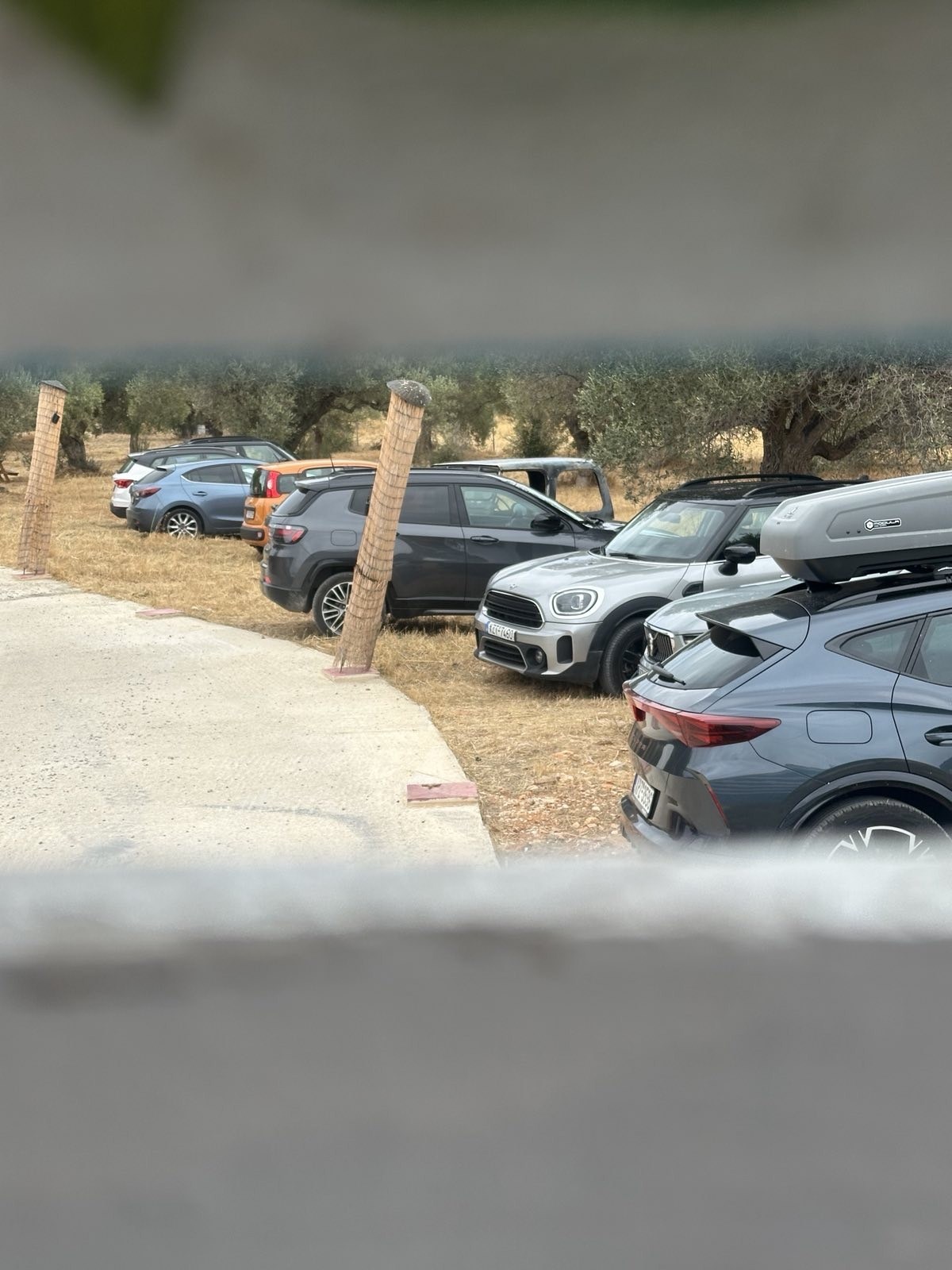 Άποψη σταθμευμένων οχημάτων στον χώρο